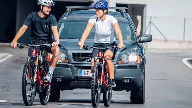 Cycling side by side annoys motorists - by the way, this is only permitted by law for racing cyclists in training. Incidentally, these photos were recreated - Miriam and Philip normally always cycle in accordance with the regulations. (Bild: Wallner Hannes)