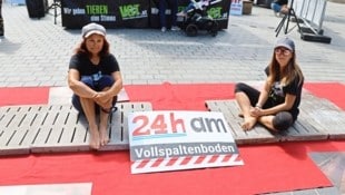 Nicole (links) und Sonja harren in Innsbruck für 24 Stunden auf qualvollen ...