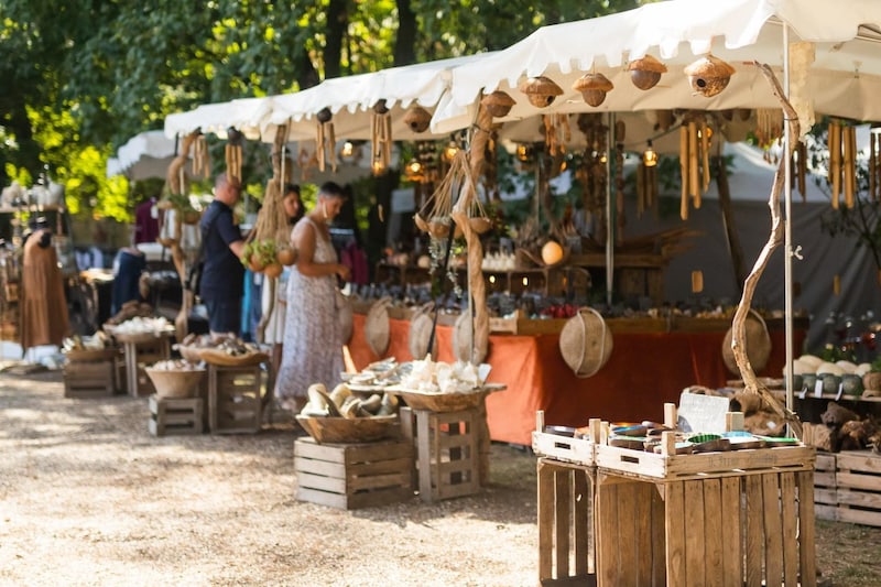 Pflanzen, Dekoration und mehr sind bei der Ausstellung zu finden.  (Bild: Schloss Halbturn)