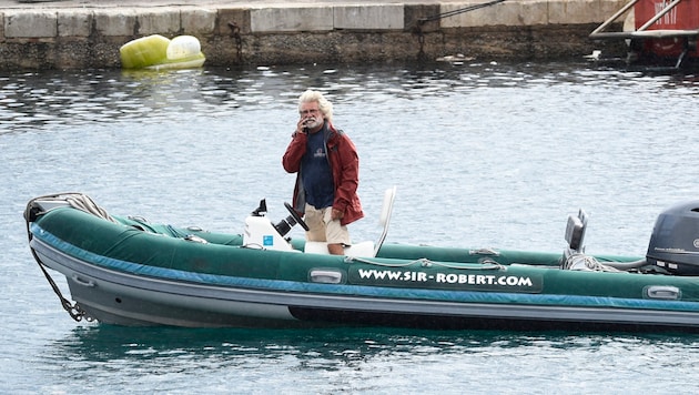 Captain Karsten Börner and his crew rescued 15 shipwrecked people who were on board the luxury yacht. (Bild: AP)