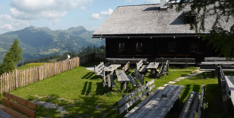 At the Bichlalm there was a snack for the newlyweds (Bild: Herbert Gschwendtner)