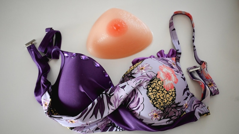 Theresia Kaun bought a silicone breast from a sex store and sewed it into her bikini. (Bild: Wenzel Markus)