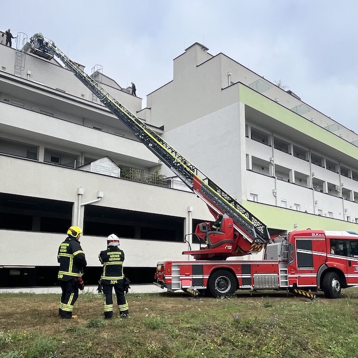 Mit der Drehleiter wurde der verletzte Dieb „gerettet“.