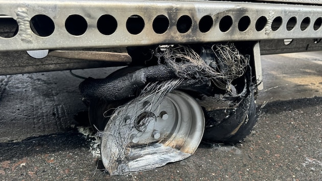 After extinguishing: What remained of the trailer tire. (Bild: www.feuerwehr-villach.at)