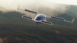 Der bemannte Erstflug des vollelektrischen, senkrecht startenden und landenden Flugtaxis wurde gerade auf Anfang 2025 verschoben. (Bild: Lilium)