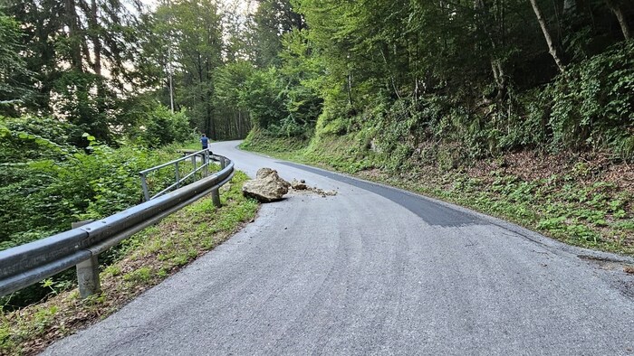 Es wird noch mehr loses Gesteinsmaterial oberhalb der Straße vermutet.