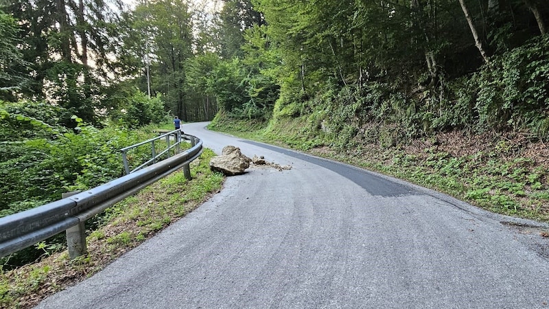 Es wird noch mehr loses Gesteinsmaterial oberhalb der Straße vermutet. (Bild: zVg)