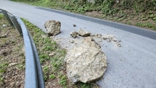 Die Felsen stürzten im Bereich des Tumpelgrabens auf die Guntschacher Straße. (Bild: zVg)