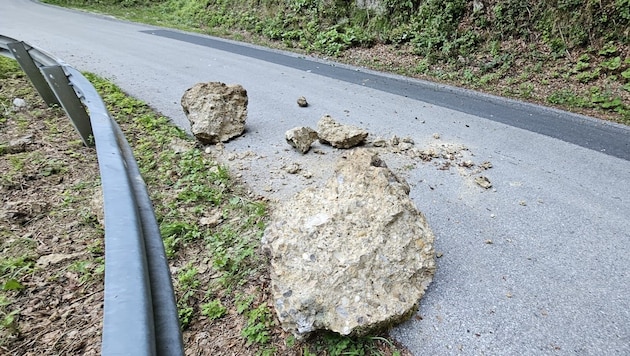 Die Felsen stürzten im Bereich des Tumpelgrabens auf die Guntschacher Straße. (Bild: zVg)