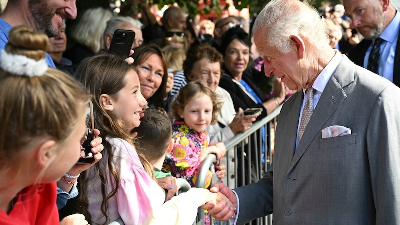 Charles nahm sich in Southport auch Zeit für die jungen Fans. (Bild: APA/Paul Ellis/Pool via AP)