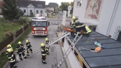 They used the stretcher and ladder to get the dog off the roof. (Bild: FF Gratkorn-Markt)