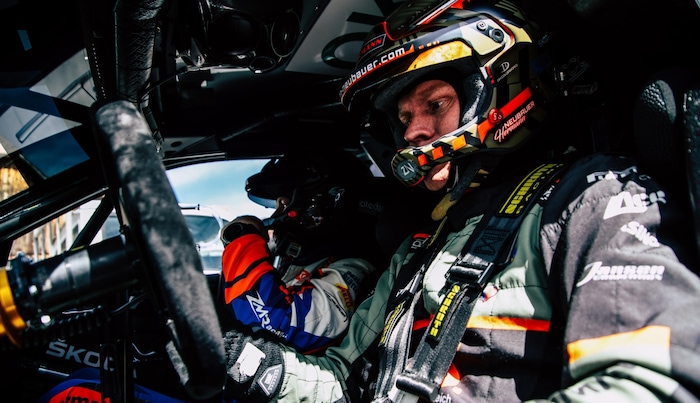 Im Cockpit sitz Neubauer mit Co Bernhard Ettel (li.)