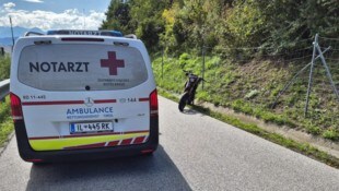 Das verletzte Moped-Duo wurde mit der Rettung ins Krankenhaus gebracht. (Bild: ZOOM Tirol)