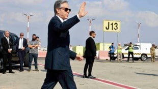 Der US-Außenminister am Flughafen von Tel Aviv – seine aktuelle Nahost-Reise hat keine greifbaren Ergebnisse gebracht. (Bild: AFP/POOL/KEVIN MOHATT)