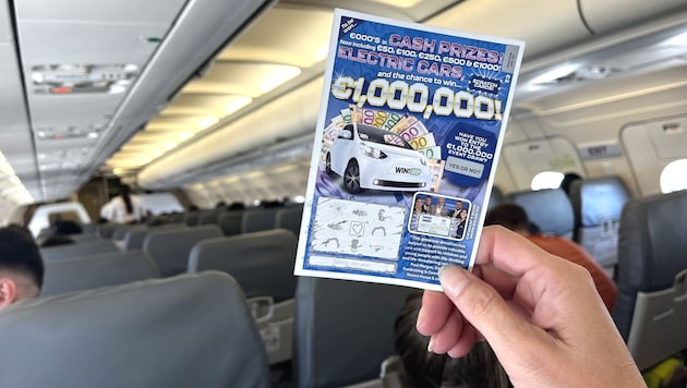 There are lots of raffle tickets to buy on board Ryanair flights. They are advertised with great prizes and charity donations. (Bild: Michael Pichler)