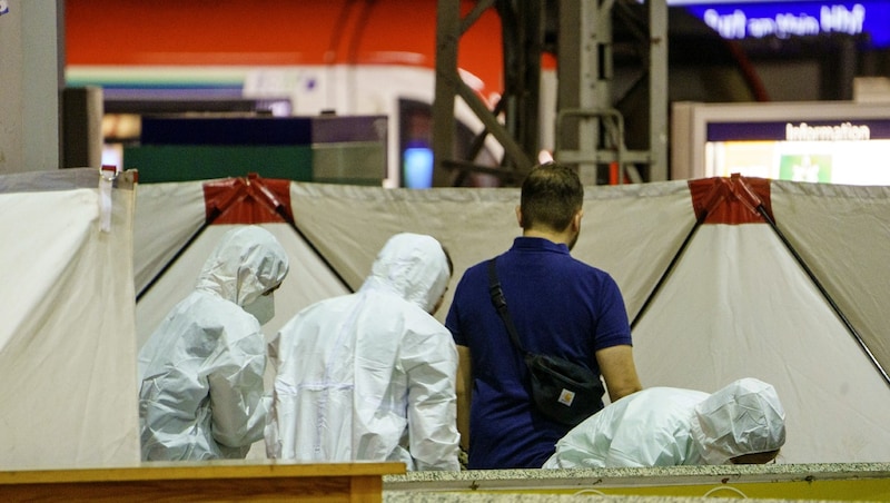 Die Spurensicherung hat nach dem Tötungsdelikt die Arbeit aufgenommen. (Bild: APA/dpa/Andreas Arnold)