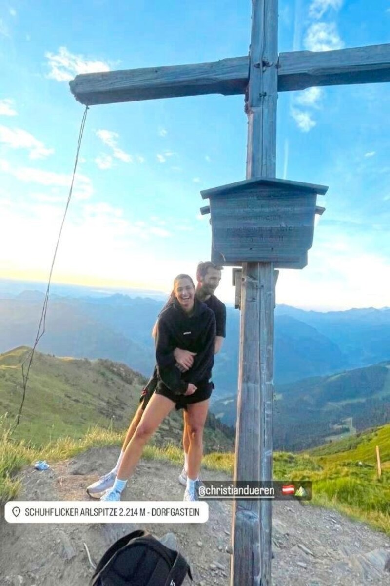 Amira Pocher on cloud nine with her new flame! And on the mountain peak in Grossarl. (Bild: ZVG)