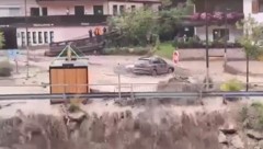 Massive Schäden an Gebäude und Infrastruktur. Sogar Autos wurden von den Fluten mitgerissen.