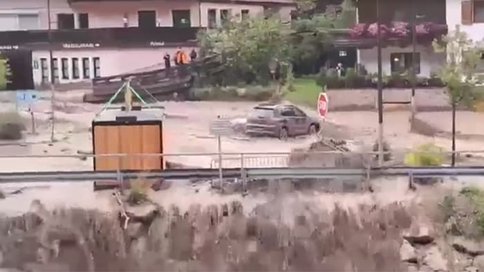 Massive Schäden an Gebäuden und Infrastruktur. Sogar Autos wurden von den Fluten mitgerissen.