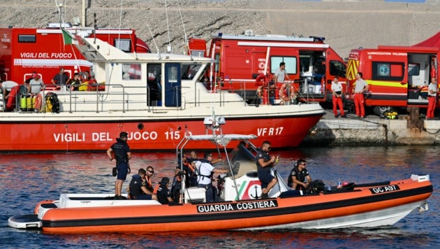 A large contingent of emergency services is still searching for the missing persons off the coast of Sicily. (Bild: APA/AFP )