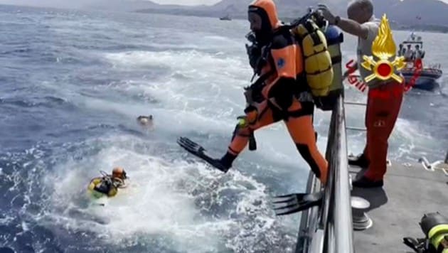 Divers are having difficulties getting through the narrow spaces, some of which are blocked by furniture. (Bild: AFP)