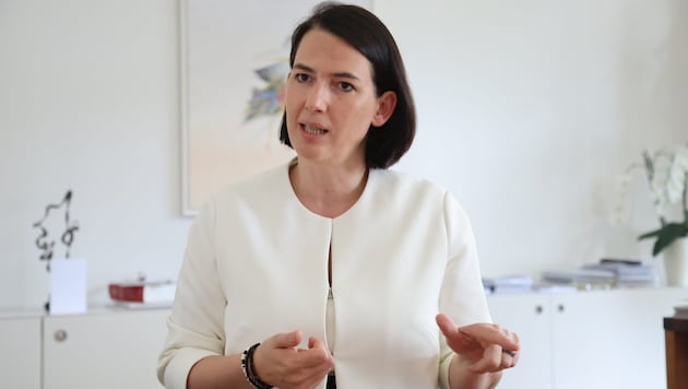 Wirtschaftskammer-Präsidentin Barbara Thaler (ÖVP) tritt für einen Bonus für alle ein, die Vollzeit arbeiten. (Bild: Johanna Birbaumer)