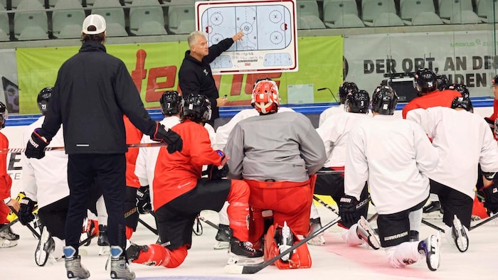 Team boss Roger Bader explains to the cracks exactly what he has in mind.