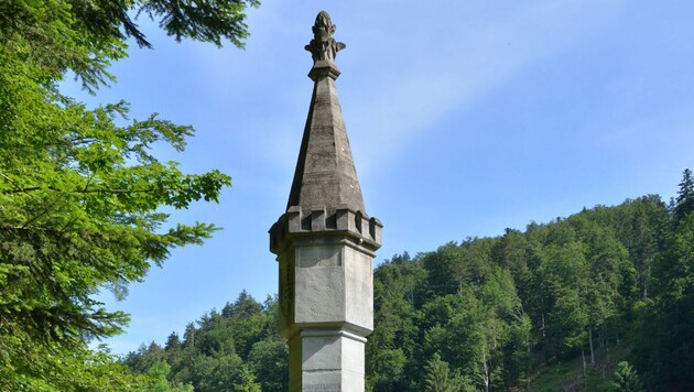 Die Bezegg-Sul ist eine neugotische Gedenksäule, die 1871 auf der Passhöhe zwischen Andelsbuch und Bezau errichtet wurde. (Bild: Boehringer Friedrich [Fred])