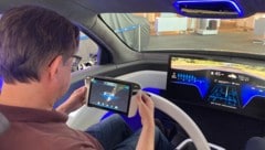 Der ausfahrbare Bildschirm in der Mittelkonsole wird zum Cockpit und Lenkrad. (Bild: Autoren-Union Mobilität/Yanfeng)