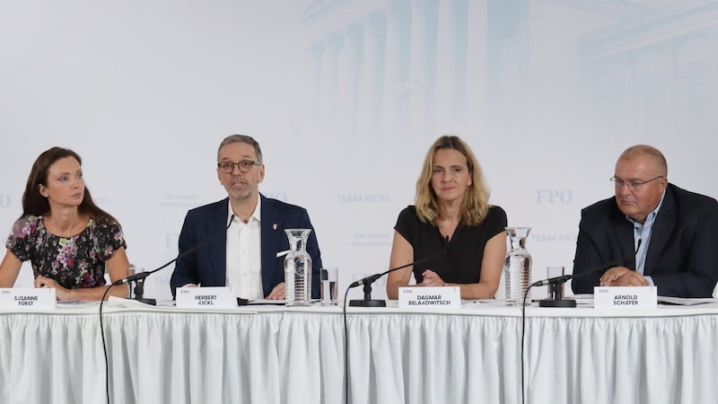 Kickl is flanked by his deputies Fürst and Belakowitsch and former ÖBB CFO Arnold Schiefer. (Bild: Andreas Ruttinger)