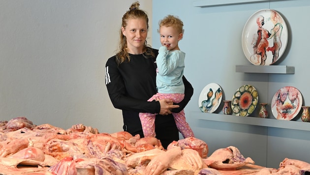 Maria Kulikovska with hands and flesh-like ceramic pieces (Bild: Spitzbart Wolfgang/Wolfgang Spitzbart)