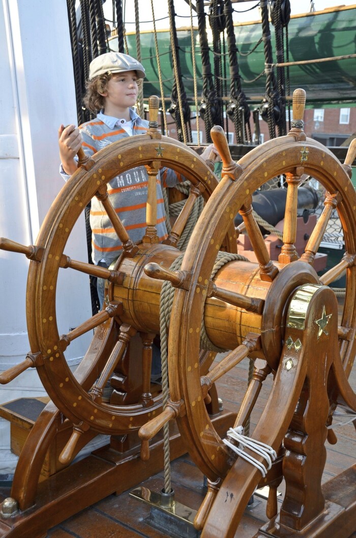 Stadtführer Ian (10), hier am Steuer der „Constituion“, machte seine Sache gut.