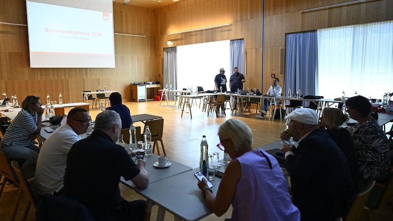 Der Linzer Stadtparteivorstand der SPÖ vor Beginn der Sitzung in Langenlois. (Bild: Antal Imre/Imre Antal)