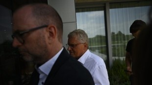 Bürgermeister Klaus Luger (im weißen Hemd) auf dem Weg zur Sitzung in dem Seminarhotel in ...