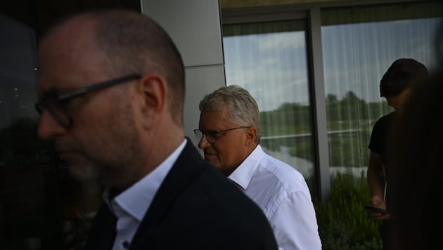 Bürgermeister Klaus Luger (im weißen Hemd) auf dem Weg zur Sitzung in dem Seminarhotel in Langenlois. Begleitet wird er von Stadtrat Dietmar Prammer (l.), der immer wieder als möglicher Nachfolger ins Spiel gebracht wird.  (Bild: Antal Imre/Imre Antal)