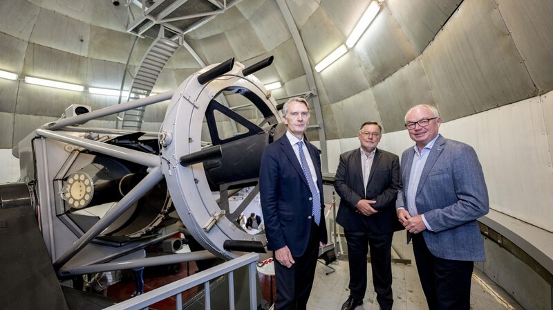 Blick ins All – Uni-Rektor Sebastian Schütze, Astronom Werner Zeilinger, Wissenschaftslandesrat Stephan Pernkopf (von links). (Bild: Imre Antal)