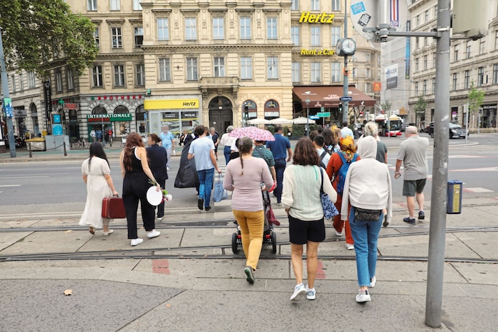 The green phase at Schwarzenbergplatz/corner of Kärntner Ring is far too short.