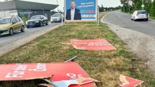 Das Plakat der Bundes-SPÖ ist bei dem Crash in die Brüche gegangen, jenes von Köllner steht noch. (Bild: zVg, Krone KREATIV)