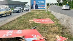 Das Plakat der Bundes-SPÖ ist bei dem Crash in die Brüche gegangen, jenes von Köllner steht noch. (Bild: zVg, Krone KREATIV)