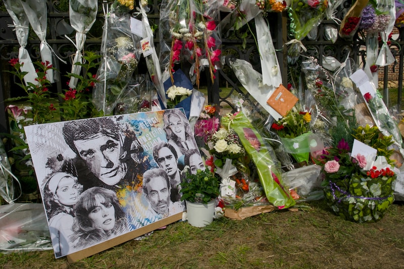 Fans mourn the loss of Alain Delon. (Bild: APA/AFP/GUILLAUME SOUVANT)