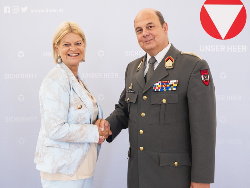 Verteidigungsministerin Klaudia Tanner mit Oberst Georg Härtinger. (Bild: Carina Karlovits)