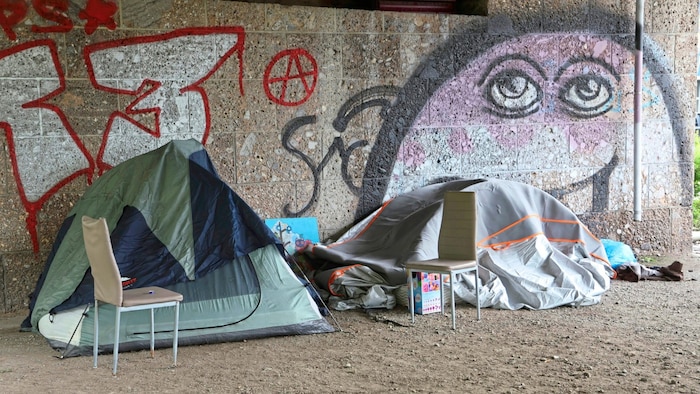 Die Zelte unterhalb der Hochbrücke der Haller Straße