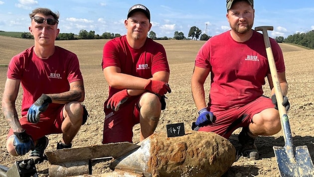 Bis zu 100 Kilogramm schwer sind die Fliegerbomben, die auf dem Grundstück im Marchfeld freigelegt wurden. (Bild: EOD Munitionsbergung)