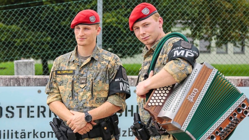 Mit einem spontanen Harmonika-Ständchen beruhigten die beiden angehenden Militärpolizisten aufgebrachte Menschen bei der Evakuierung des Haupttunnels. (Bild: Bundesheer)