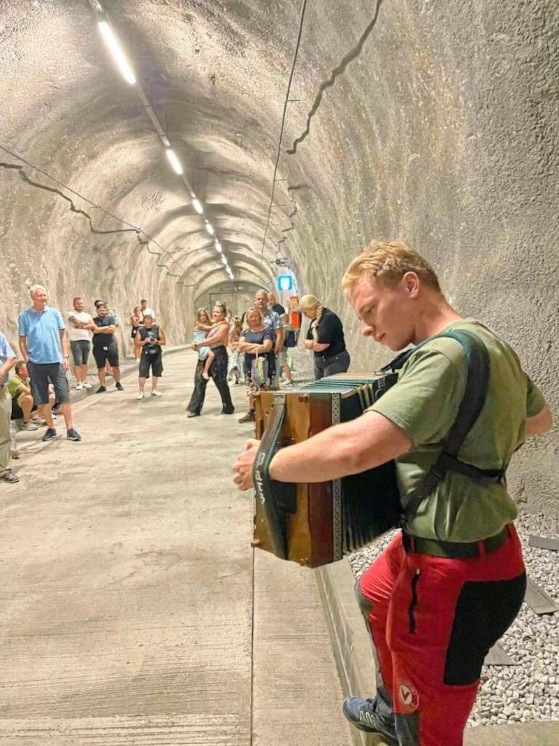 Mit dem Stück „Auf der Autobahn“ beruhigte Kautz die verängstigten Menschen. (Bild: Bundesheer)