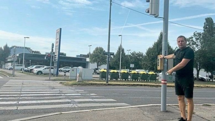 Local councillor Toni Mahdalik (FPÖ) at Groß Enzersdorfer Straße. Pedestrians are told to ...