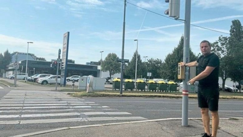 Gemeinderat Toni Mahdalik (FPÖ) bei der Groß Enzersdorfer Straße. Für Fußgänger heißt es hier „bitte warten“. (Bild: FPÖ Wien/Toni Mahdalik)