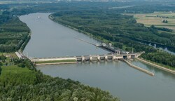 Donauwasser fließt oft ungenutzt durchs Kraftwerk Ottensheim-Wilhering. (Bild: fotokerschi.at)