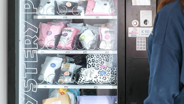 You can buy a surprise package from this vending machine for ten euros. (Bild: Einöder Horst)