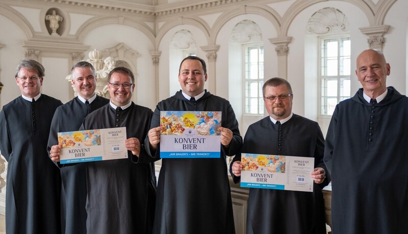 Together with Abbot Columban and brewing monk Father Pirmin Mayer, the members of the convent are looking forward to their first taste at the Advent Magic. (Bild: Pius Nemes)